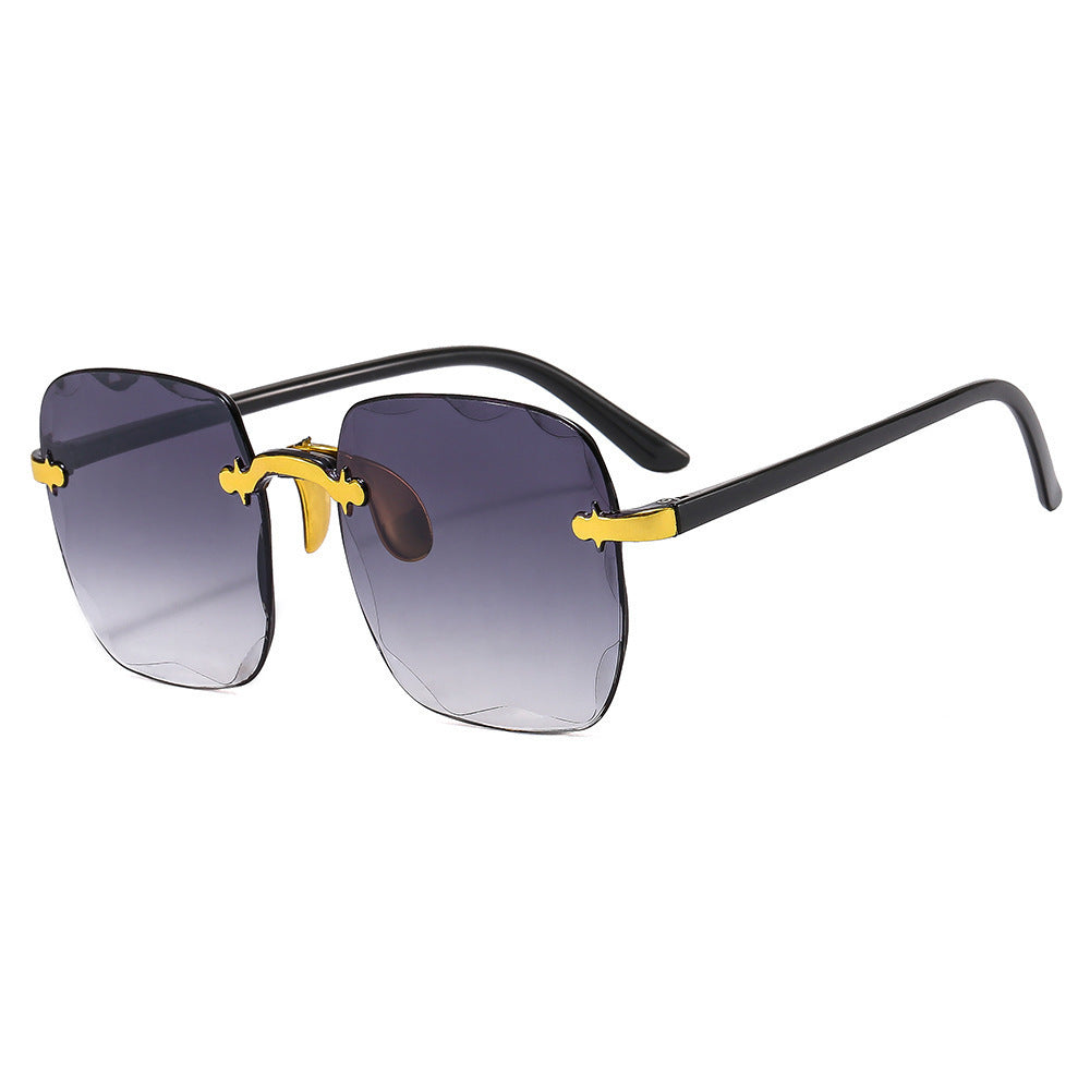 The "Hollywood Starlet" Collection: Oversized Retro Round Frame Sunglasses - Gilded Glamour Feminé Luxé