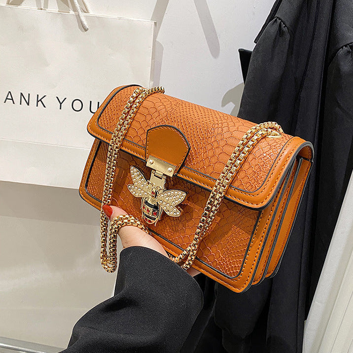 Luxury Cowhide Bee-Clasp Chain Crossbody – Retro Style Satchel Feminé Luxé