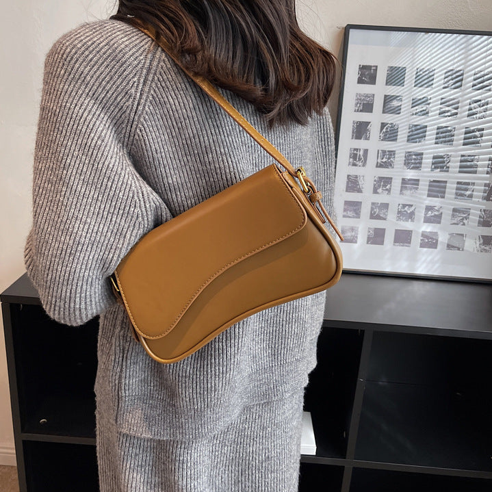 The "Equestrian Curve" Saddle Bag Feminé Luxé