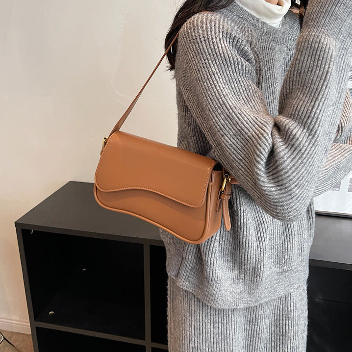 The "Equestrian Curve" Saddle Bag Feminé Luxé