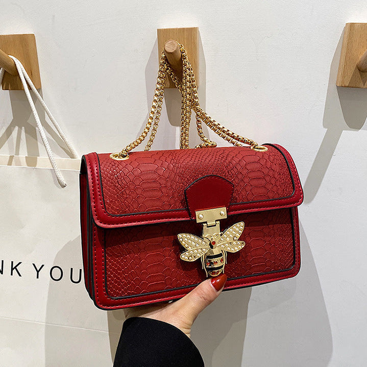 Luxury Cowhide Bee-Clasp Chain Crossbody – Retro Style Satchel Feminé Luxé