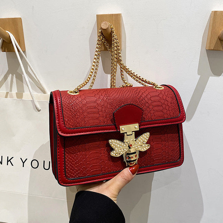 Luxury Cowhide Bee-Clasp Chain Crossbody – Retro Style Satchel Feminé Luxé