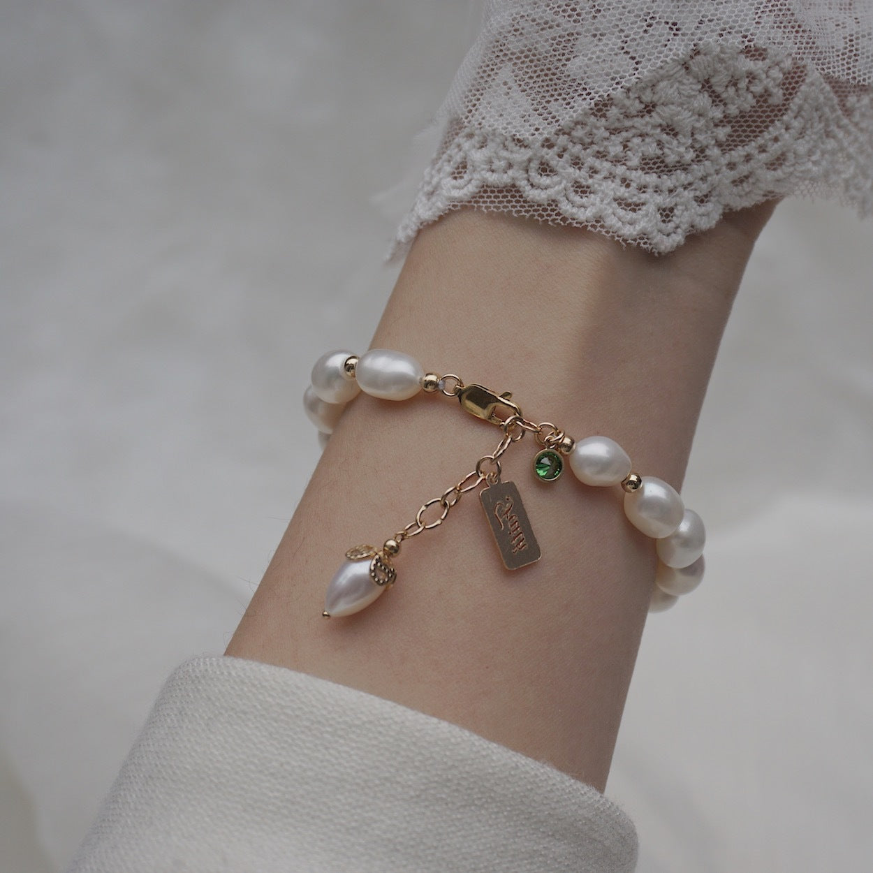 Luminous Charm: The Sedef & Zircon Bracelet Feminé Luxé