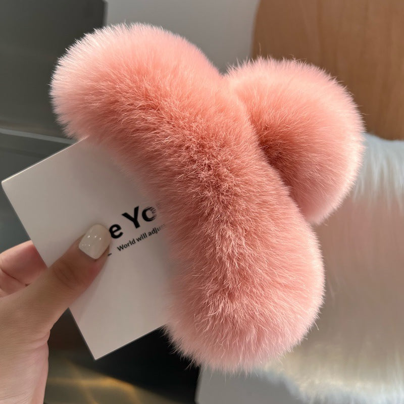 The Cloud Comfort Claw: Luxe Faux Rex Rabbit Fur Hair Grip - Oversized Plush Statement Clip for Winter Elegance Feminé Luxé