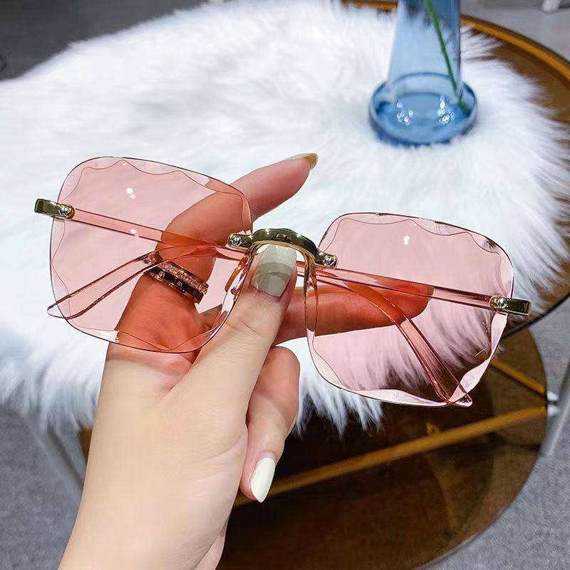 The "Hollywood Starlet" Collection: Oversized Retro Round Frame Sunglasses - Gilded Glamour Feminé Luxé