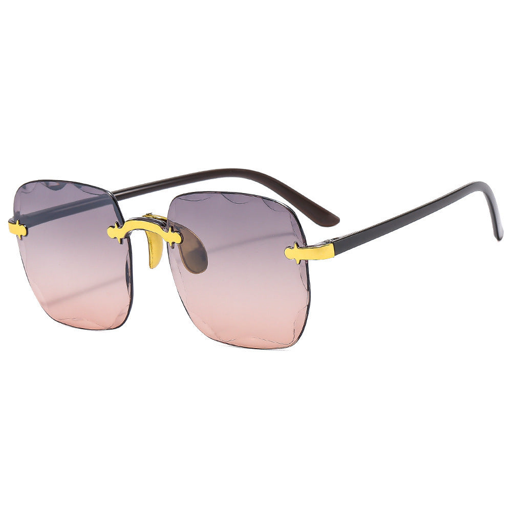 The "Hollywood Starlet" Collection: Oversized Retro Round Frame Sunglasses - Gilded Glamour Feminé Luxé