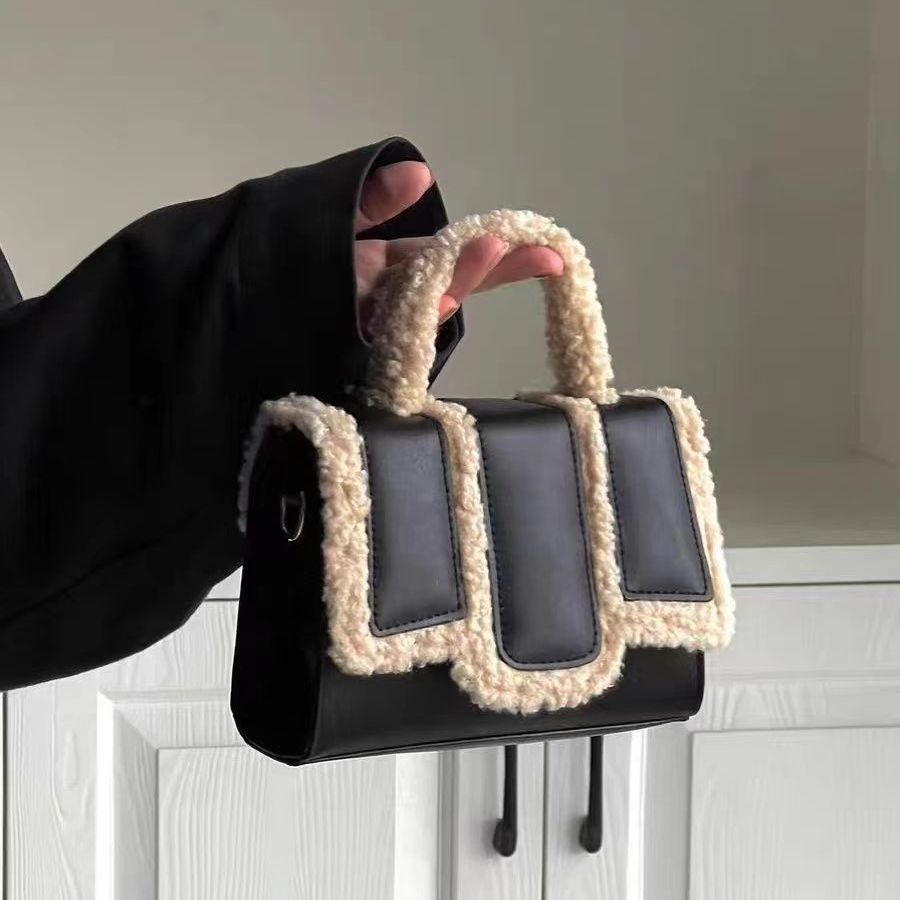 Elegance Meets Cozy Comfort: The "Alpine Luxe" Crossbody Feminé Luxé