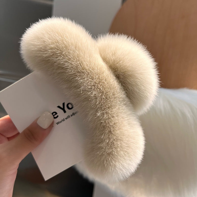 The Cloud Comfort Claw: Luxe Faux Rex Rabbit Fur Hair Grip - Oversized Plush Statement Clip for Winter Elegance Feminé Luxé