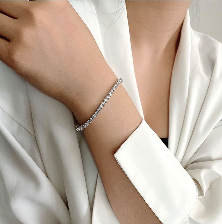 Brilliant 10-Point Moissanite Tennis Bracelet – S925 Sterling Silver Plated in Gold Feminé Luxé Exclusive Feminé Luxé