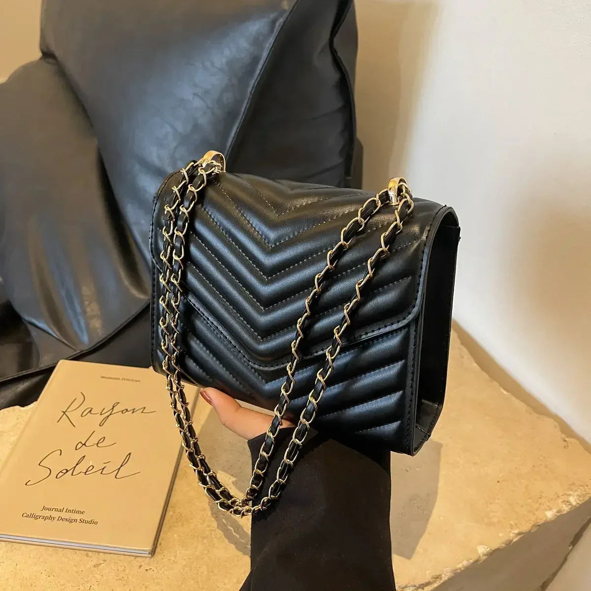 🤍 Feminé Luxé – Lumière Blanche Quilted Chain Shoulder Bag 💎