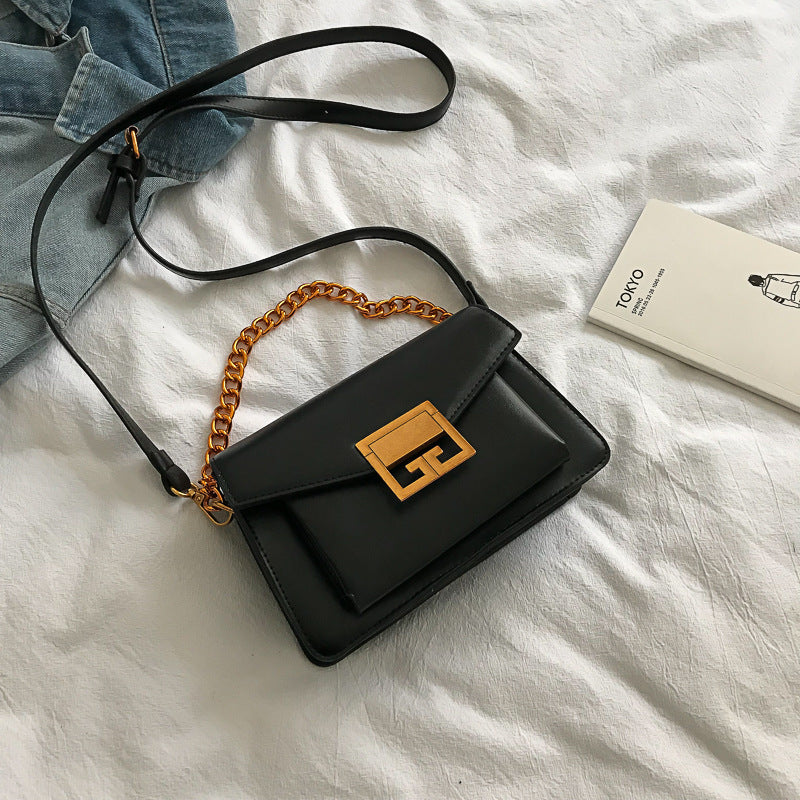The "Executive Lock" Chain Crossbody Feminé Luxé