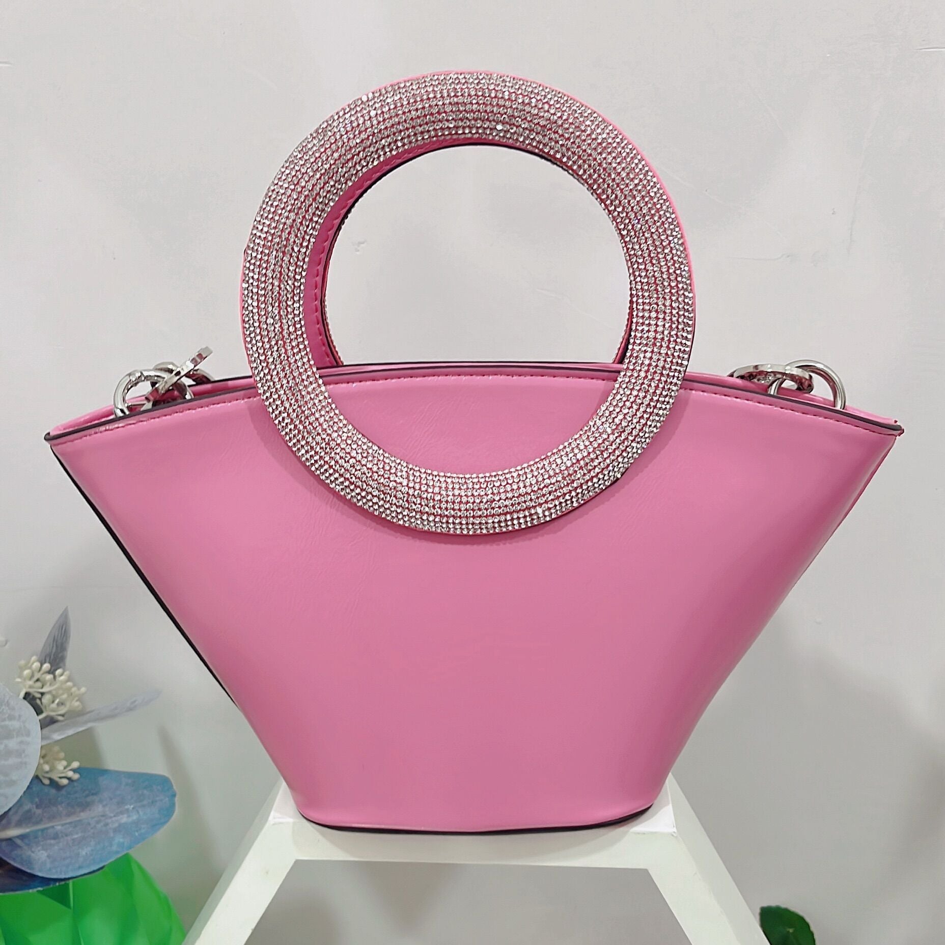 Head-Turning Chic: The "Radiant Rosa" Bucket Bag Feminé Luxé