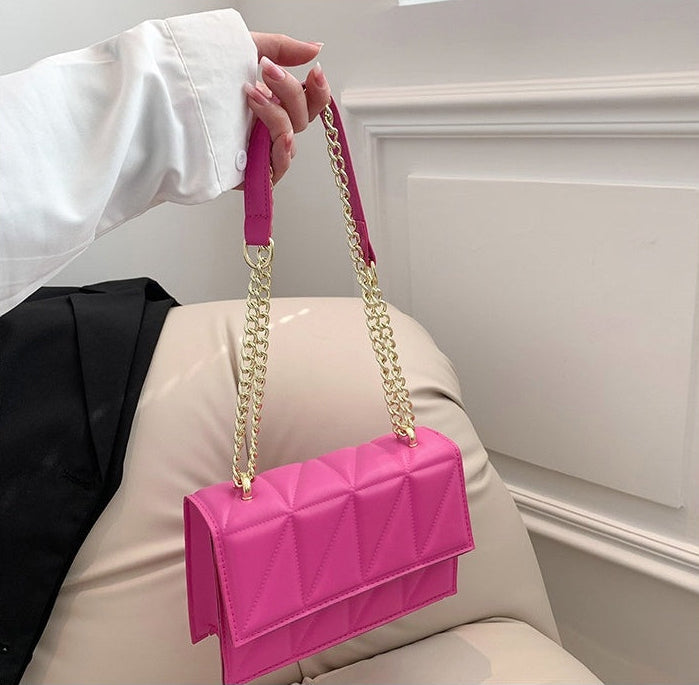 Small Square Chain Crossbody Bag – Quilted Street Style Shoulder Bag Feminé Luxé