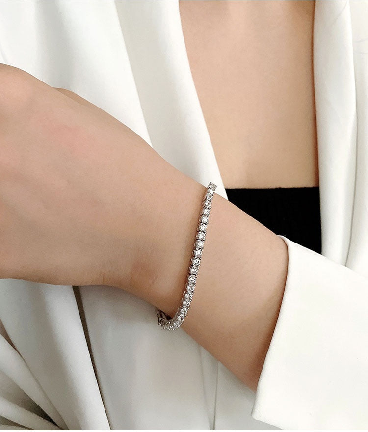 Brilliant 10-Point Moissanite Tennis Bracelet – S925 Sterling Silver Plated in Gold Feminé Luxé Exclusive Feminé Luxé