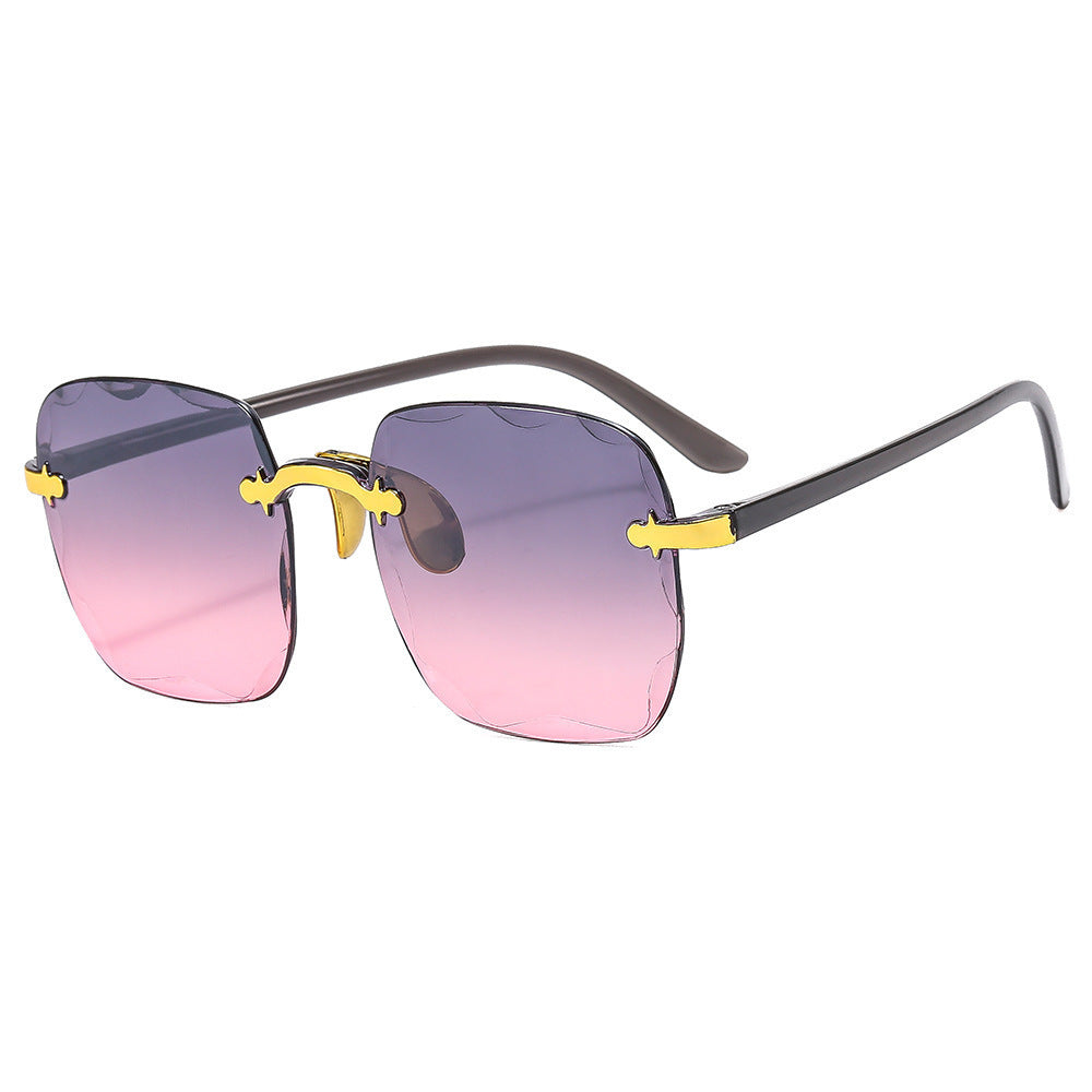 The "Hollywood Starlet" Collection: Oversized Retro Round Frame Sunglasses - Gilded Glamour Feminé Luxé
