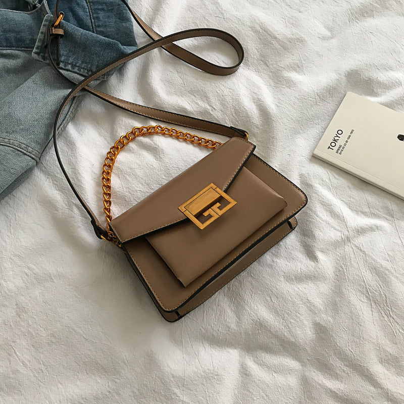 The "Executive Lock" Chain Crossbody Feminé Luxé