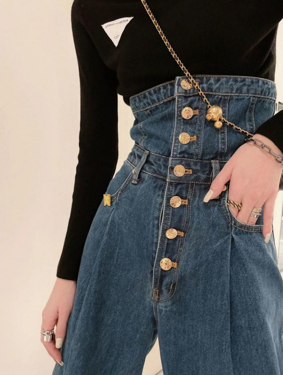 Relaxed Fit High-Waist Button-Detail Flare Jeans Feminé Luxé