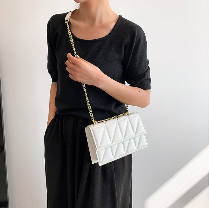 Small Square Chain Crossbody Bag – Quilted Street Style Shoulder Bag Feminé Luxé